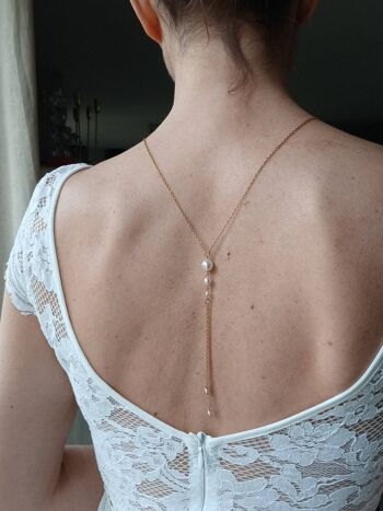 Collier de dos nu fin doré à perles nacrées blanches- bijou dos nu mariage. 2