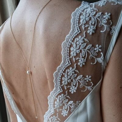 Thin back necklace with white pearly pearls - backless wedding jewel, chic and bohemian.