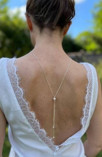 Collier de dos fin à perles nacrées blanches- bijou dos nu mariage, chic et bohème. 4