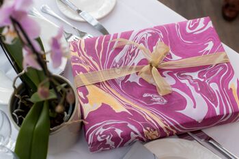 Feuille d'emballage cadeau marbrée à la main - Free Spirit Orchid 2