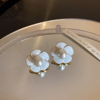 Elegantes aretes de perlas y camelias