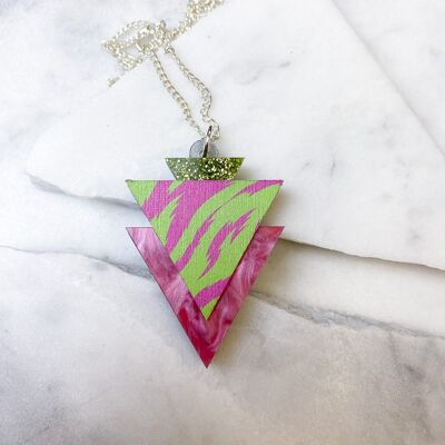 Collana con pendente a triangolo con stampa tigrata rosa selvatica e lime