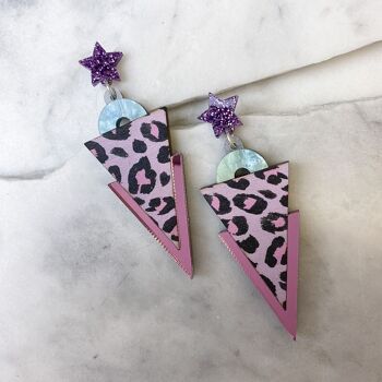 Boucles d'oreilles pendantes triangulaires à imprimé guépard lilas sauvage