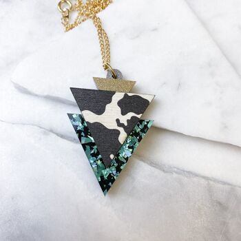 Collier à pendentif triangle imprimé vache sauvage noir et bleu sarcelle