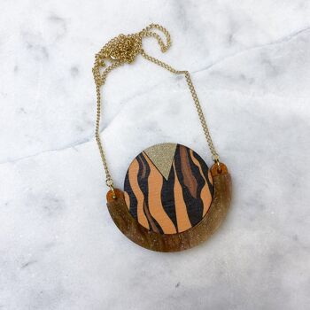 Collier pendentif rond imprimé tigre marron sauvage et or
