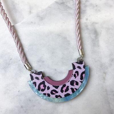 Collar llamativo con estampado de guepardo lila salvaje