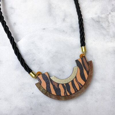 Collar llamativo con estampado de rayas de tigre dorado y marrón salvaje