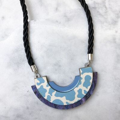 Statement-Halskette mit wildem blauem Kuhdruck