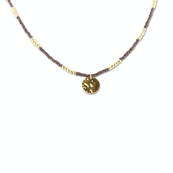 Collier CO88 perles marron avec pendentif rond martelé IPG