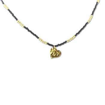 Collier CO88 perles noires avec pendentif coeur martelé IPG