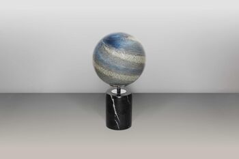 Lampe de table en verre | Couleurs sable et mer bleu et blanc | Soufflé à la main | Rond avec une base en marbre noir 2