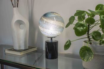 Lampe de table en verre | Couleurs sable et mer bleu et blanc | Soufflé à la main | Rond avec une base en marbre noir 3