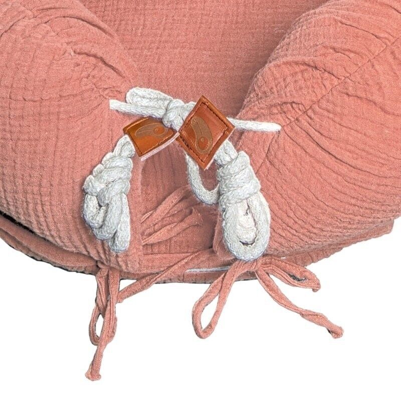 Organisches und physiologisches Babynest für neugeborene Lachse