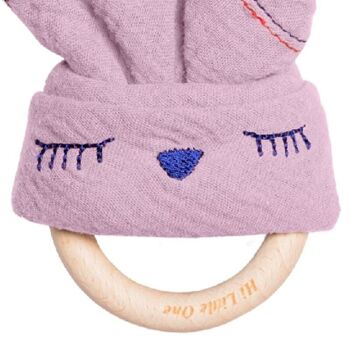 Doudou en coton bio Mousseline douillette Sleepy Bunny avec anneau de dentition en bois Rose foncé 2