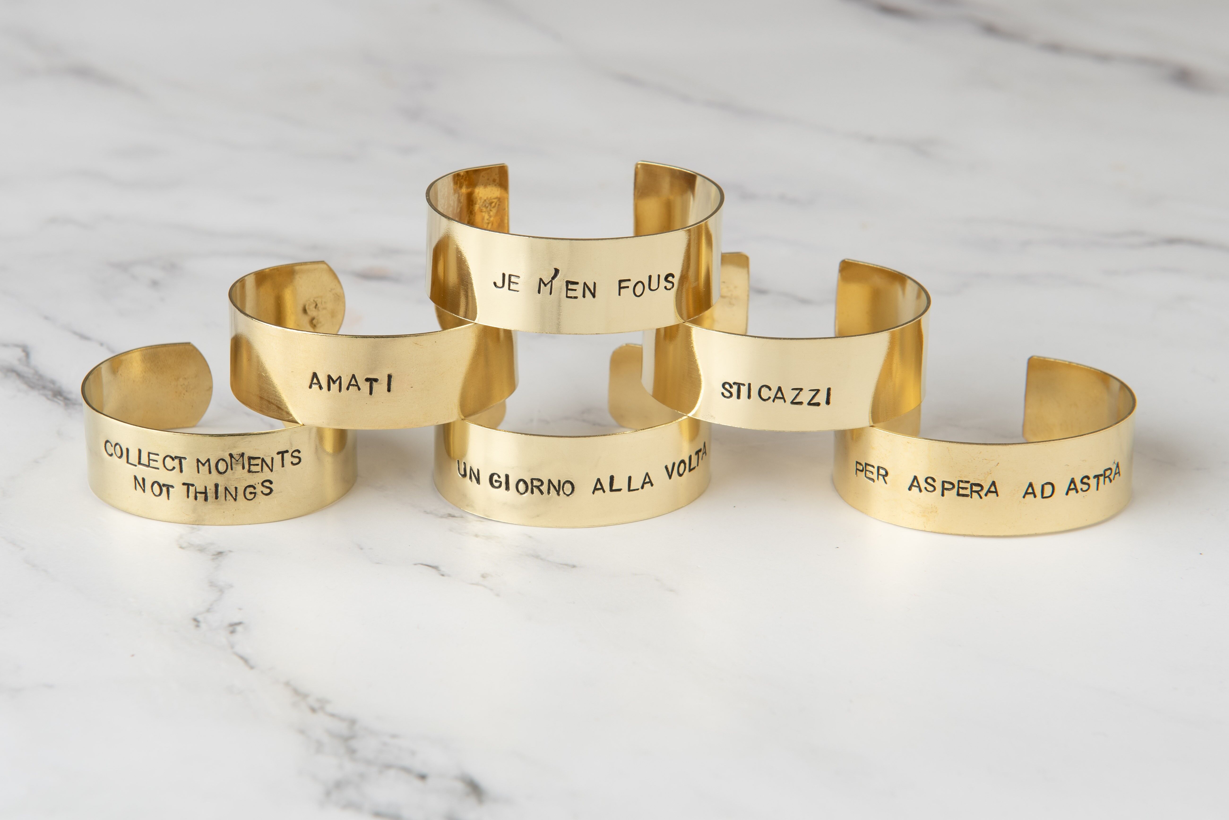BRACCIALE RIGIDO MEDIO, REALIZZATO A MANO IN OTTONE, CON INCISIONE PERSONALIZZATA