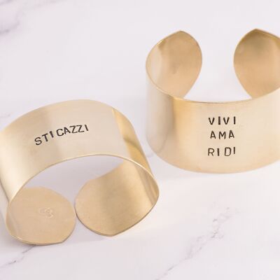 BRACCIALE RIGIDO GRANDE, REALIZZATO A MANO IN OTTONE, CON INCISIONE PERSONALIZZATA