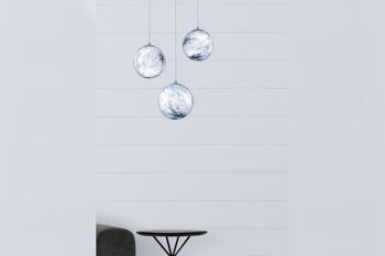 Suspension trio de lampes en verre | Plafonnier rond soufflé à la main dans un design Mercury avec des couleurs bleu et blanc | 15cm 2