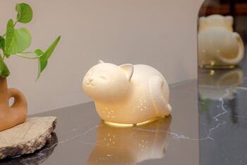 Lampe de table en porcelaine au design de chat souriant | Enfants | Veilleuse | Sculpté à la main | Parfait pour la pépinière | Finition mate en blanc 1