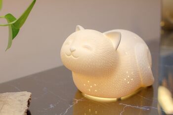 Lampe de table en porcelaine au design de chat souriant | Enfants | Veilleuse | Sculpté à la main | Parfait pour la pépinière | Finition mate en blanc 2