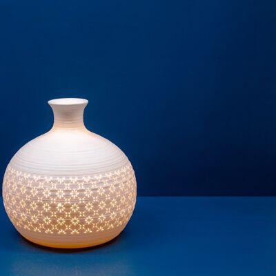 Porzellan-Tischleuchte im orientalischen Vasen-Design | Zeitgenössischer & orientalischer Stil | Nachtlicht | Handgeschnitzt | Mattes Finish in Weiß