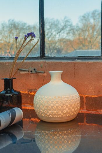 Lampe de table en porcelaine dans un vase de style oriental | Style contemporain & oriental | Veilleuse | Sculpté à la main | Fini mat en blanc 3