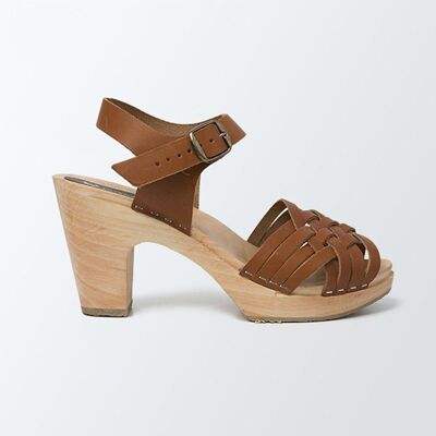 Cognac sandal with fine braiding