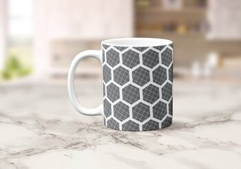 Tasse, tasse à thé ou à café grise avec motif hexagone blanc