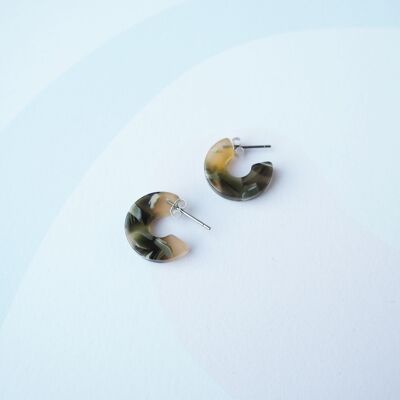 Orecchini Laurel Super Mini Hoop: orecchini Huggie in resina di acetato verde colorato