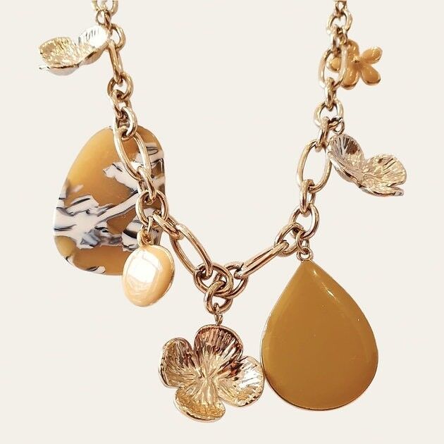 Macaire-Halskette, Blumenanhänger, Epoxidharz und Acetat