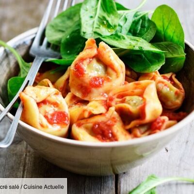 Stuffed pasta, spinach ricotta with tomato sauce - 380g: ricotta and spinach, topped with a sweet crème fraîche and tomato sauce.