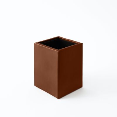 Porte-stylo Minerve en cuir reconstitué marron orange - cm 7x7 H.9,5 - Design carré et coutures faites à la main