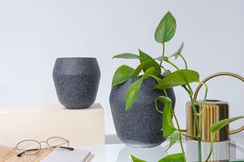 Pot de fleurs en ciment dans un design de texture calcaire | Style contemporain | Pot de vase d'intérieur fait à la main | dans une couleur noire 3