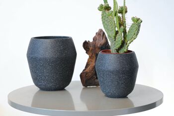 Pot de fleurs en ciment dans un design de texture calcaire | Style contemporain | Pot de vase d'intérieur fait à la main | dans une couleur noire 4