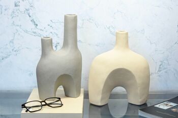 Vase en porcelaine au design sculpté | Forme abstraite | Minimaliste | Fait à la main | Déco Nordique | Couleur grise | Finition texturée et mate 3