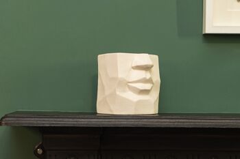 Vase en porcelaine au design de visage sculpté | Vase Visage | Fait à la main | Demi-visage | Couleur beige | Finition texturée et mate 2