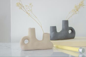 Vase en porcelaine au design martelé | Style contemporain | Fait à la main | Bougeoir | Couleur grise | Finition texturée et mate 2