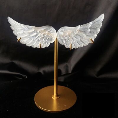 Escultura artesanal de cristal de selenita con alas de ángel