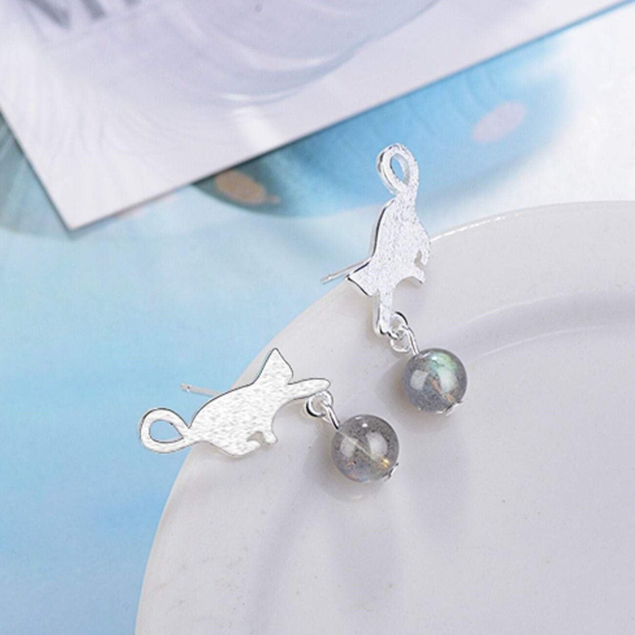 Simpatici orecchini con pietre di luna grigie a forma di gatto