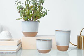 Pot de fleurs en céramique | Style contemporain | Pot à gobelet d'intérieur fait à la main | Émaillé dans un dégradé Misty Blue avec fond non émaillé 2