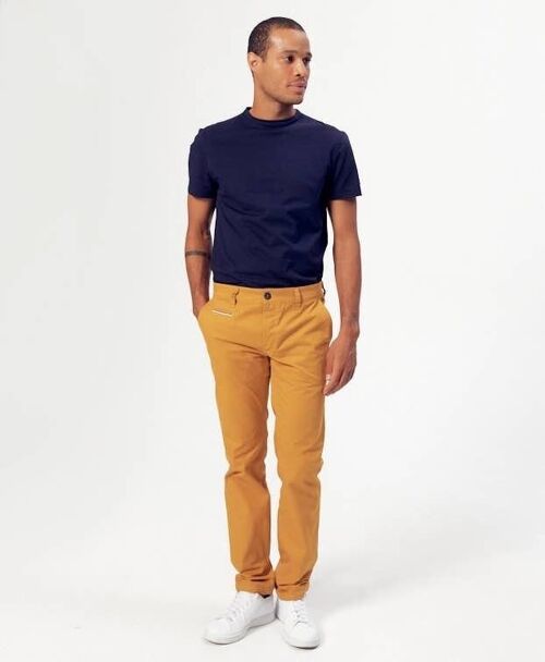 Chino Carlos Sergé léger émerisé Coupe droite Ocre