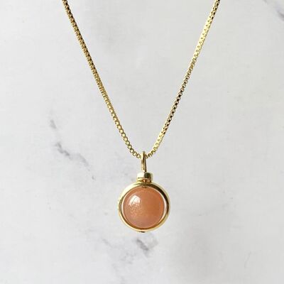 Collier en or avec pendentif en pierre de soleil