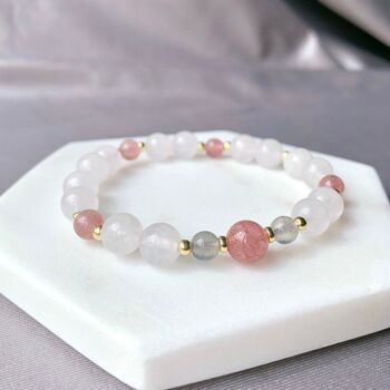 Bracelet en pierres précieuses calcédoine blanche et quartz fraise 2