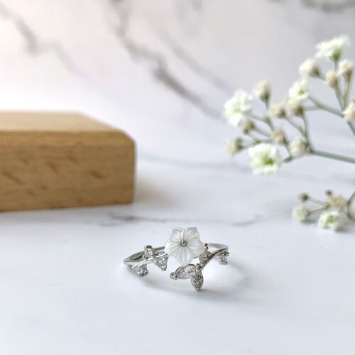 White Shell Flower Adjustable Ring