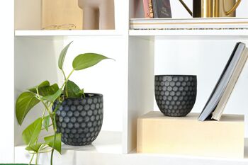 Pot de fleurs en ciment | Style contemporain | Pot à gobelet d'intérieur | Motif géométrique en treillis | Fini à la main dans une couleur noire 1