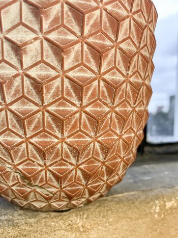 Pot de fleurs en ciment | Design inspiré du pin | Pot à gobelet d'intérieur | Motif géométrique 3D | Fini à la main dans une couleur bordeaux 4