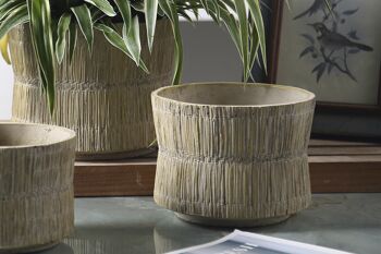 Pot de fleurs en ciment dans une texture de paille | Effet tissé bambou | Forme de sablier faite à la main | dans une couleur beige 2
