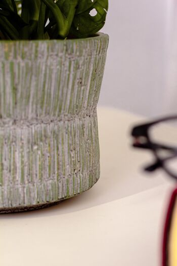 Pot de fleurs en ciment dans une texture de paille | Effet tissé bambou | Forme de sablier faite à la main | dans une couleur citron vert 3