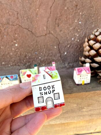 LIVRES Tiny Ceramic Houses 1