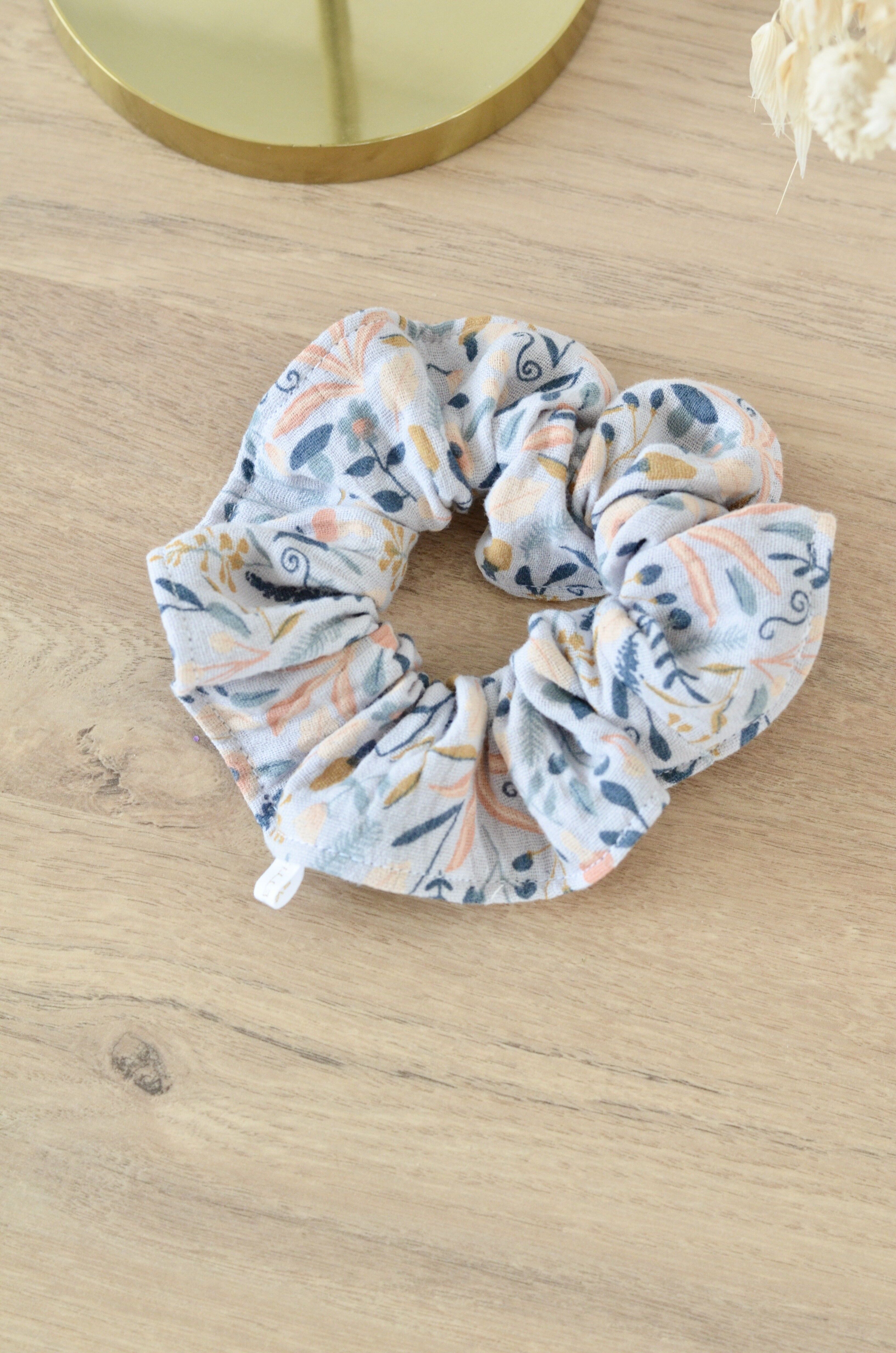 Scrunchie aus blauer Baumwollgaze mit Blumenmuster