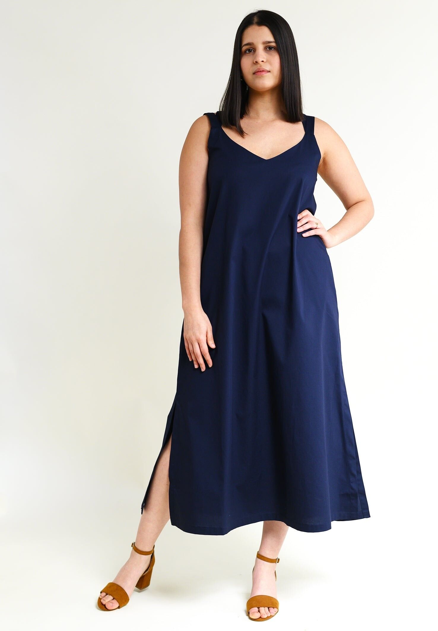 Maxi abito O-TERE in blu scuro realizzato in cotone biologico
